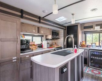 Riverside Romance/Luxury RV/Starry Skies & S'mores - Smithville - Cocina