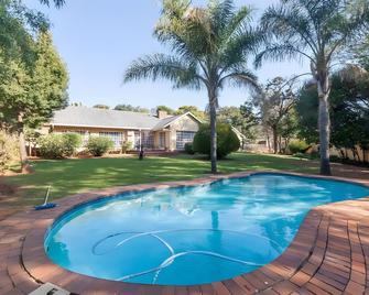 Khuvena Guest House - Johanesburgo - Piscina