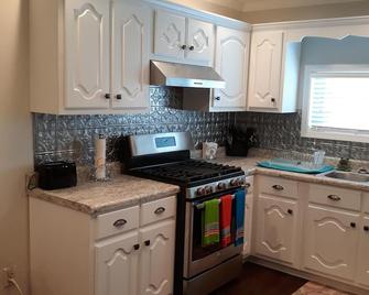 Newly built upstairs Garage Apartment 900 sq.ft. sleeps 8; washer/dryer. - Muscle Shoals - Kitchen