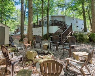 Cozy lake cottage with big deck - Casco - Patio