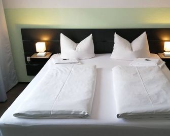 Hotel Augsburg Goldener Falke - Augsburg - Bedroom