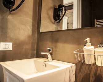 Belledonne Suite & Gallery - Naples - Bathroom