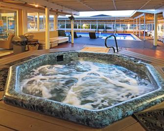Beachwood Condos& Resort, Pool Side Condo with 2 Queen Beds & Kitchen near beach - Copalis Beach