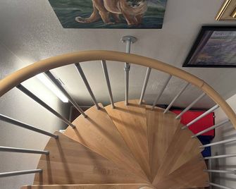 \nThe Birch…Beautiful…Private…Cottage…loft…great for two…can sleep 5. Surprises - Port Angeles - Aufgang