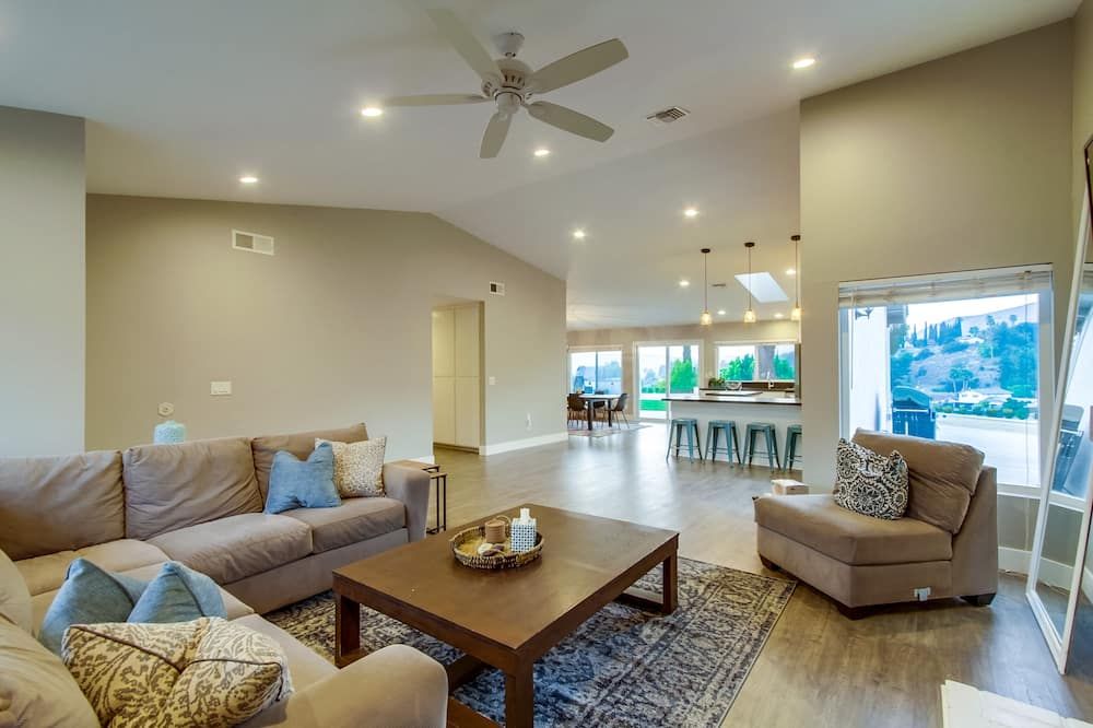 Spacious home with incredible backyard views - סן דייגו - סלון