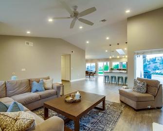 Spacious home with incredible backyard views - San Diego - Living room
