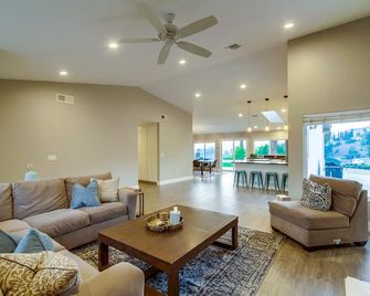 Spacious home with incredible backyard views - סן דייגו - סלון