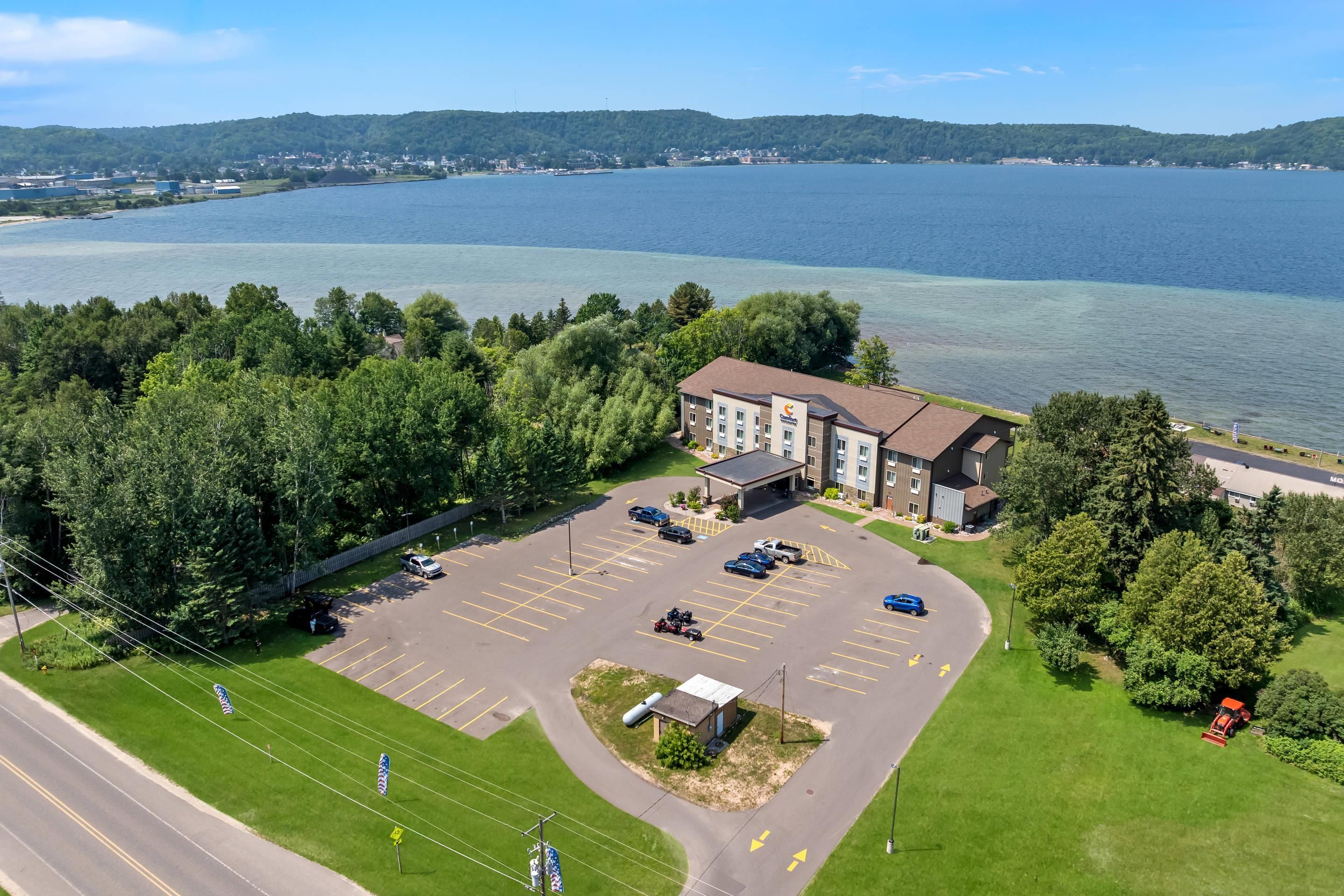 Comfort Inn and Suites Munising-Lakefront - Munising - Building
