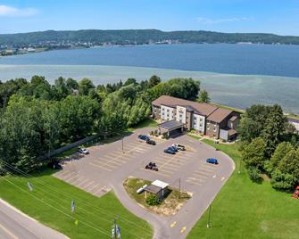 Comfort Inn and Suites Munising-Lakefront - Munising - Building