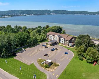 Comfort Inn and Suites Munising-Lakefront - Munising - Building