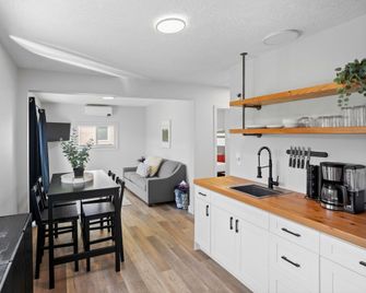 Riverside by Cowichan Lake Cottages - Lake Cowichan - Kitchen