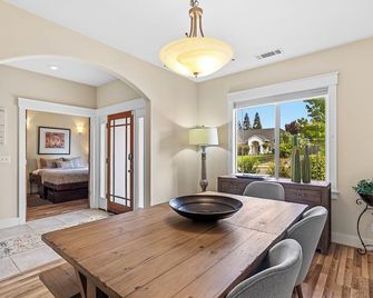 Rest, Relax, Rejuvenate! - Redding - Dining room