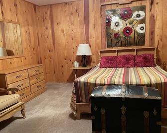 Cheerful two-story, 4-bedroom family home. Whole house HVAC system! - La Veta - Bedroom