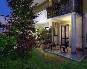 ريزيدينزا إل فيوري - برغامو - شرفة مرصوفة