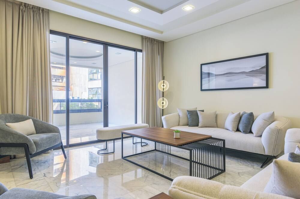 Crest - 3 Bedroom Apartment in Hamra - Beirut - Living room