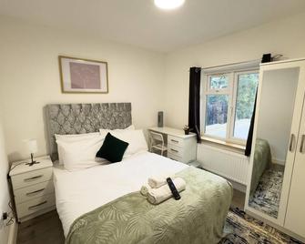 Heathrow Lodge B&B - Isleworth - Bedroom