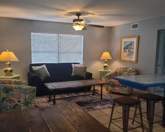 Beautiful Views And Just Steps To The Beach - #38 Sleeps 7 - Gulf Shores - Wohnzimmer