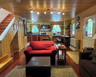 Year-Round Lakefront Family Retreat with Private Waterfront and Treehouse - Lincoln - Sala de estar