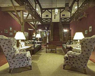 Historic Restored High Sierra Alpine Lodge in June Lake, California - June Lake - Lounge