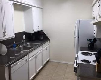 Two-bed one-bath downstairs close to Fort Sill! - Lawton - Kitchen