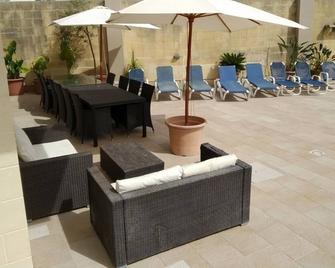 Villa Naxxar Malta - Amazing fully AC, 4 bedroom holiday villa with Private Pool - Nasciaro - Patio