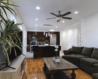 Modern apartment close to major sporting events (Citi Field, US Open) - קווינס - סלון