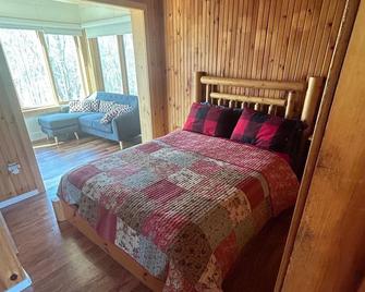 The Serene Acres Cottage Getaway Muskoka - Mactier - Bedroom