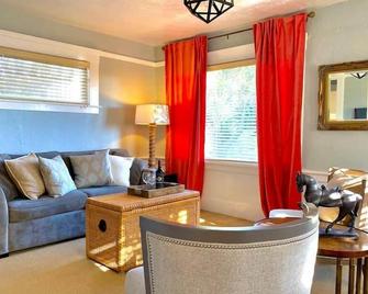 Waterfront Boutique Bungalow 3 Walk To Ferry To San Francisco Free Wifi Parking - Vallejo - Living room