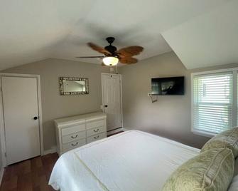 Peaceful Riverfront Cottage with a dock on 1.5 Acres. - Jacksonville - Bedroom