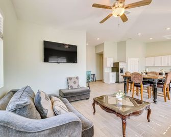 Mtn Views: Spacious Family Home in Casa Grande! - Casa Grande - Huiskamer