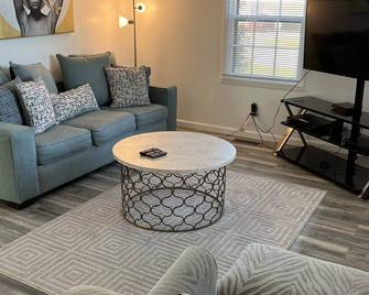 Charming Cherokee Farmhouse - Tahlequah - Living room