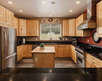 Mountainside Manor: 12-guest, Pet-Friendly, with Theater, Game Room, & Hot Tub! - Anchorage - Cocina