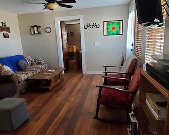 Charming 2-bedroom farmhouse in Snook, TX with WiFi and AC - Somerville - Sala de estar