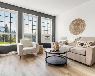 Fairmont Oasis | Luxury | Views | Bright | Nature - Fairmont Hot Springs - Living room