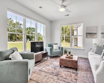 Sleek 3BR Pet-Friendly Oasis, Close to City - Taylors - Living room