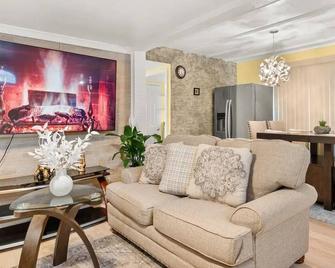 Cozy Home in Lenox - Lenox - Living room