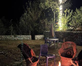 Ohana cafe & homestay - Kasol - Patio