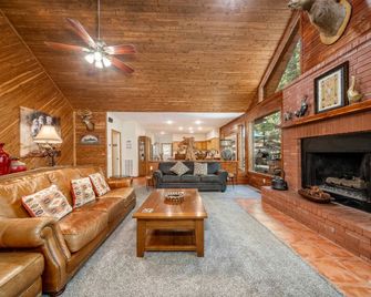 Luxury Rock Creek Cabin w Deck by Lake Hamilton - Hot Springs - Living room