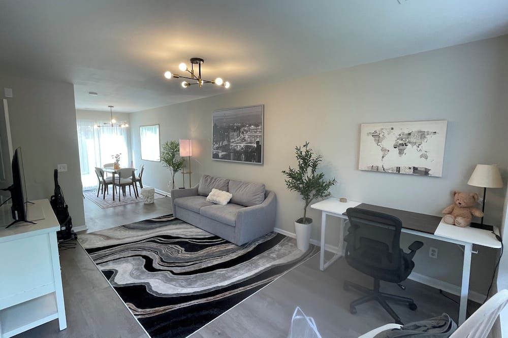 Modern Entire 2-Bedroom House for 6 Guests at University City - Charlotte - Living room