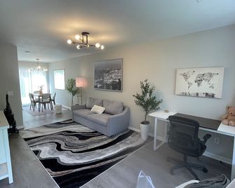 Modern Entire 2-Bedroom House for 6 Guests at University City - Charlotte - Vardagsrum