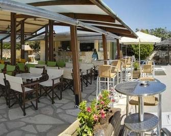 San Giovanni Beach Resort and Suites - Lefkáda - Patio