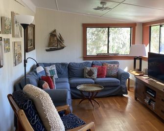 Relaxing Beekeeper's Cottage with hot tub - Bodega Bay - Living room