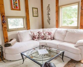 Four Oaks Farm w/Horse Barn, Patio & Gardens - Robesonia - Living room