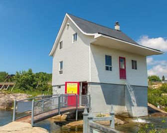 Auberge le Parasol - Saguenay - Building