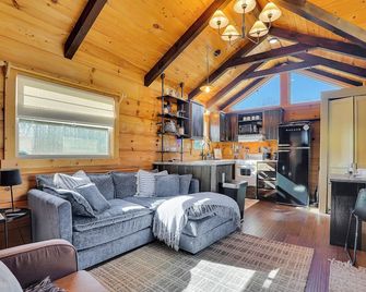 Meadow View Cabin w/ Flower Garden - Columbus - Living room