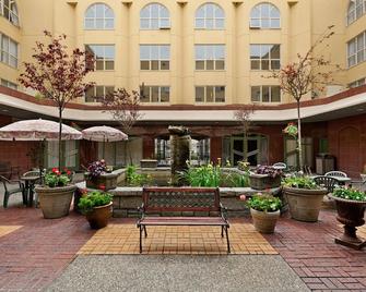 Harrison Lake Hotel - Harrison Hot Springs - Patio