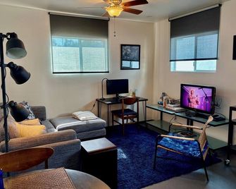 Arroyo Seco upper duplex 1-bdrm -- Rose Bowl adjacent - South Pasadena - Living room