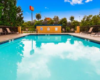 最佳西方皇家酒店 - 恰塔努加 - 查塔努加 - 游泳池