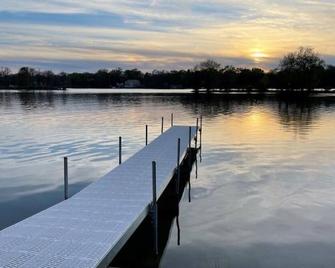 The Lakeshore Cozy Cottage! - Wonder Lake - Outdoors view