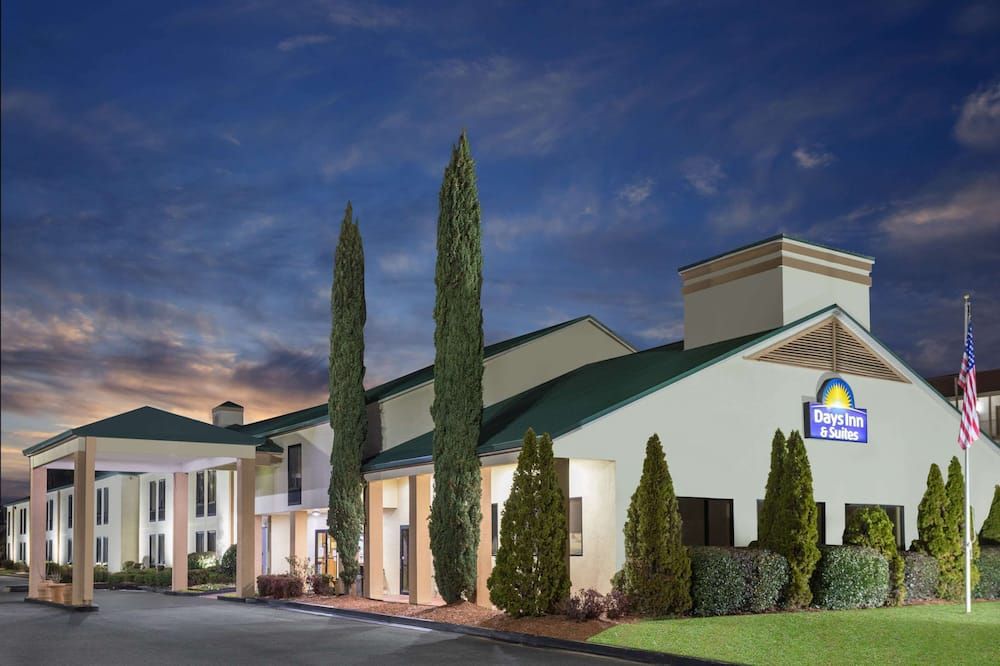 Days Inn & Suites by Wyndham Peachtree Corners/Norcross - Norcross - Edificio